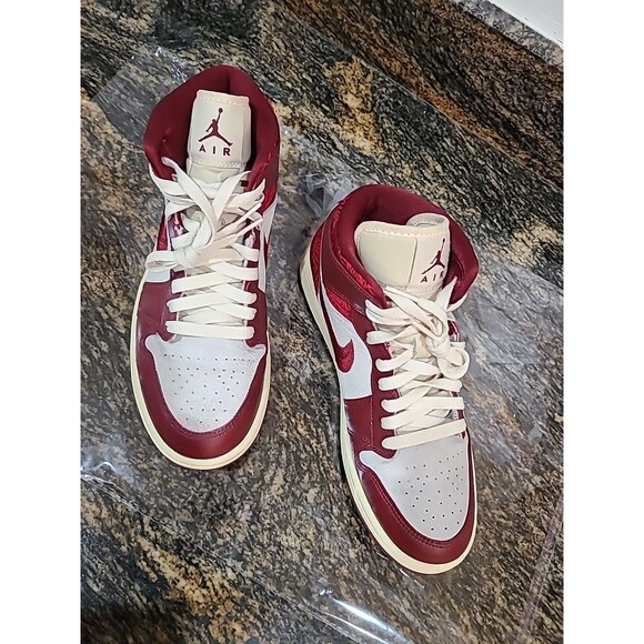 Nike Air Jordan 1 Mid SE Tiki Leaf Red Sail -Women Size 9 Men 7.5 - Picture 3 of 11